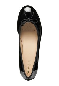 Bailarina de charol negro con punta redonda, lazo decorativo y ribete elástico. El interior cuenta con una plantilla perforada con logo.