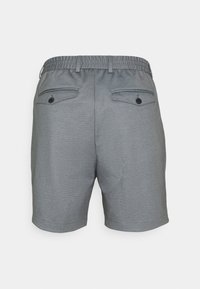 Shorts gris en tissu texturé, taille élastique et double poche arrière avec fermeture à bouton. Ourlet soigné et design décontracté.