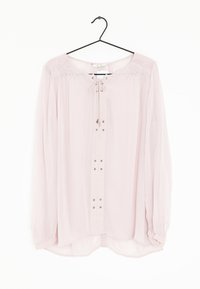 Blusa a maniche lunghe rosa chiaro con collo rinascimentale, chiusura frontale con bottoni, polsini elastici e dettagli strutturati sulle spalle. Realizzata in un tessuto morbido e leggero.