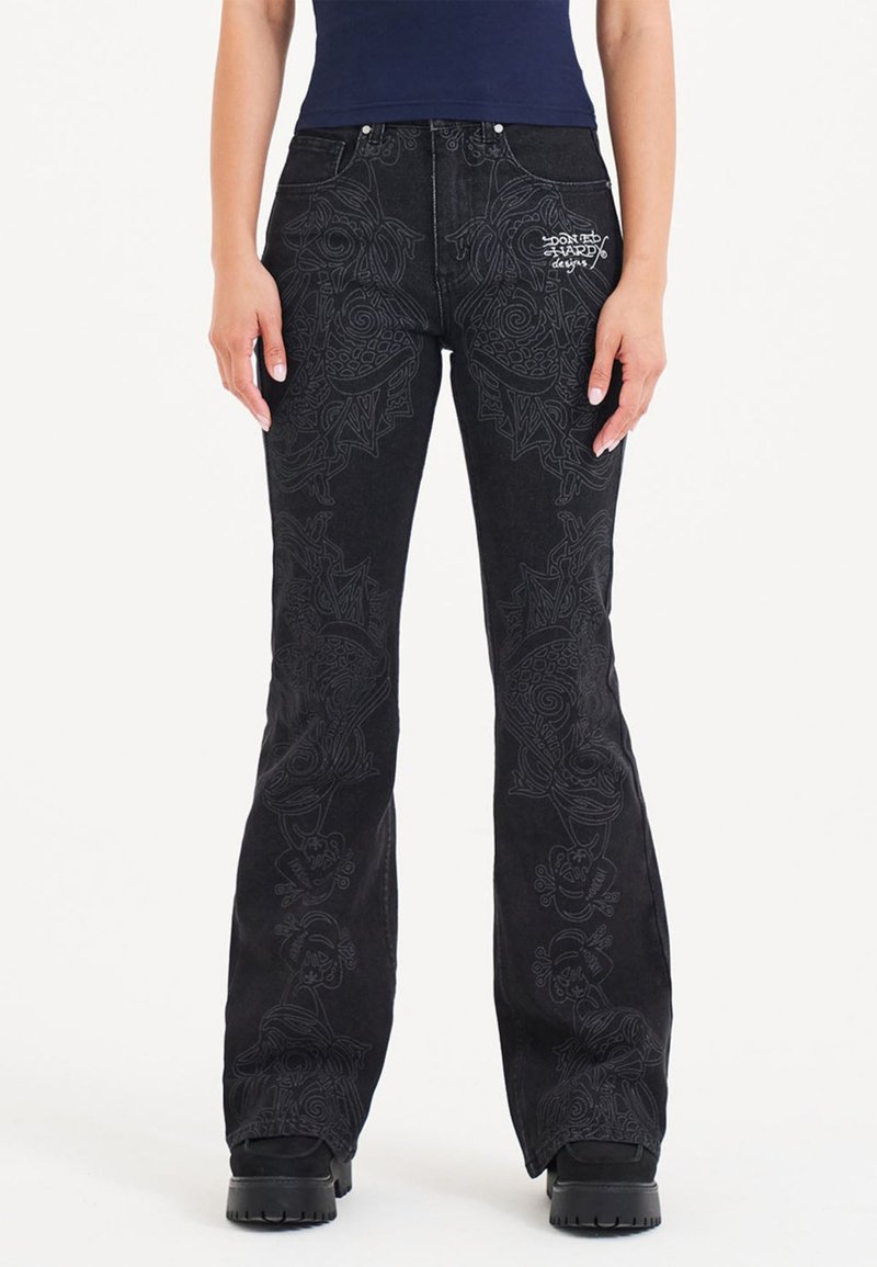 Schwarze Jeans mit Schlag, die über feine, tonale Stickereien mit wirbelnden Mustern verfügen. Hohe Taille und Fünf-Pocket-Design. Verstärkte Nähte.