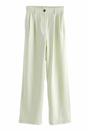 Pantalon ample taille haute de couleur crème avec plis sur le devant, passants pour ceinture, et une fermeture par un seul bouton marron à la taille.