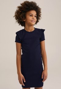 Mornarsko modra rebrasta obleka s kratkimi rokavi; ima naborke na ramenih. Prilagojena zasnova z gladko teksturo in obrezom do kolen.