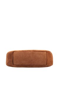 Sac à main en daim marron vu du dessous, base rectangulaire avec panneau cousu et texture douce sur fond blanc.