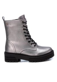 Botines metálicos plateados con cordones, suela de goma negra, punta redonda y cordones negros en contraste; cuenta con una lengüeta en el talón para facilitar el uso.