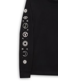 Musta pitkähihaista paitaa, jossa on valkoisia graafisia kuvastoja, mukaan lukien symboleja kuten silmä, yin-yang ja taivaankappaleet hihassa.