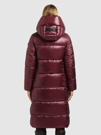 Bordeauxrood gewatteerd jack met capuchon, met een doorgestikt ontwerp en glanzende textuur. Achteraanzicht toont een logopatch en lange mouwen.