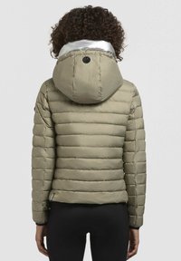 Donsjack in gedempt olijfgroen met een zilveren rand op de capuchon, voorzien van gequilte secties, een rond logo-detail en elastische manchetten.