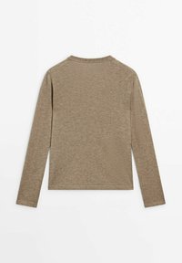 Pull beige à manches longues et col rond avec un design simple en tricot uni, présenté de dos sur fond blanc.