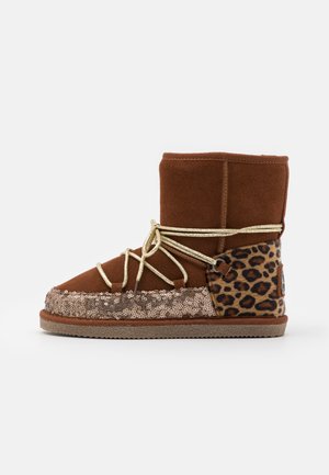 Brun ruskind støvle til midt på læggen med guld snørebånd, palietter på tåen og leopardmønstret hælpanel på en flad gummisål.