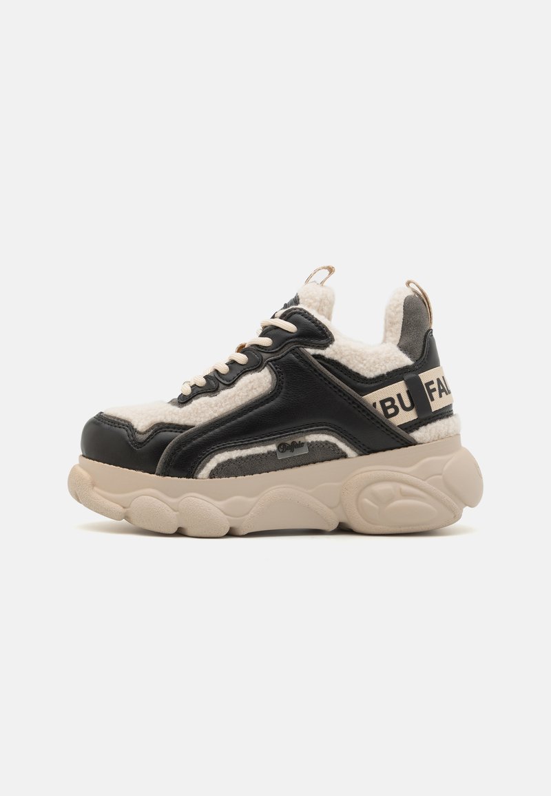 Chunky sneakers med svart skinn och krämfärgad ullöverdel, beige gummisula och en logotypaccent på sidan med beiga snören.