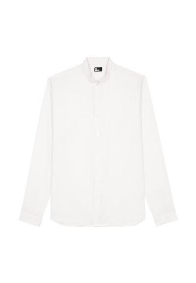 Witte langemouwen blouse met knoopsluiting en een staande kraag, met subtiele verticale strepen, plat gelegd op een witte achtergrond.