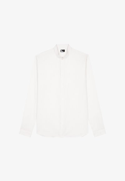 Witte langemouwen blouse met knoopsluiting en een staande kraag, met subtiele verticale strepen, plat gelegd op een witte achtergrond.