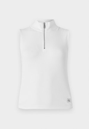 Valkoinen hihaton toppi, jossa on korkea kaulus ja puolivetoketju. Sisältää ribbitekstuuri ja pienen bränditunnisteen helmassa.