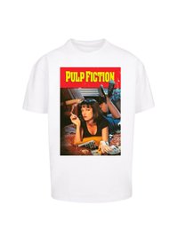 Hvid T-shirt med et farverigt "Pulp Fiction"-grafik. Tekst i fed gul, billede af en kvinde der ryger, holder en pistol og spredte genstande.