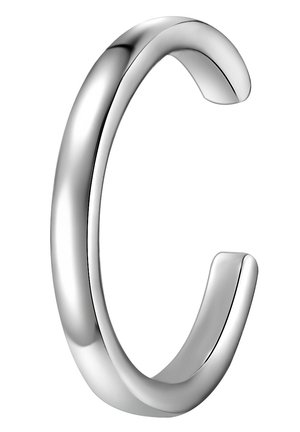 Pulsera de brazo en forma de C hecha de metal plateado pulido. Presenta una superficie lisa y brillante con bordes redondeados y extremos abiertos.