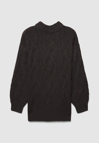 Dunkler gestrickter Pullover mit hohem Rippenkragen, detailliertem Zopf-Muster und lockeren Ärmeln. Weiche Textur und einfarbig.