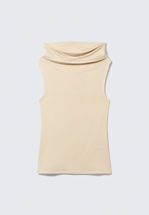 Rankovių smėlio spalvos golfas be rankovių, su minkšta, sulankstyta kaklo detalė, gulintis ant šviesiai pilkos spalvos fono.