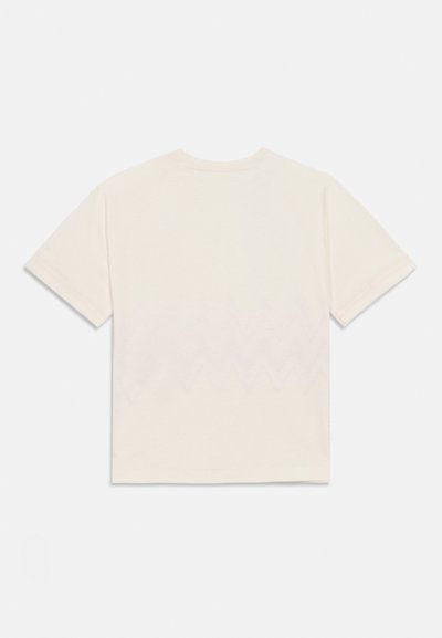 Κοντομάνικη βαμβακερή μπλούζα σε κρεμ απόχρωση με υφασμένο ζιγκ-ζαγκ μοτίβο που εξασθενεί από το τελείωμα, με κλασική στρογγυλή λαιμόκοψη και ίσια γραμμή.