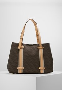Borsa a tracolla marrone con una trama tessile caratterizzata da un motivo a logo ripetuto. Manici in pelle beige con dettagli hardware regolabili.