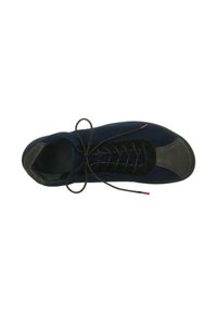 Marineblauwe en grijze suede sneaker met zwarte veters die in een strik zijn gestrikt, gezien van bovenaf op een witte achtergrond.