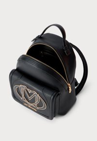Schwarzer Leder-Rucksack mit strukturiertem Finish. Verfügt über ein Logo-Patch in Goldtönen und ein mit einem Reißverschluss versehenes Hauptfach sowie eine weitere Vordertasche.