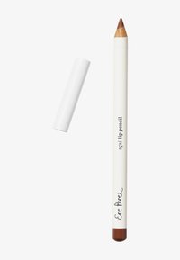 Matita per labbra in tubetto bianco con punta marrone, caratterizzata da un design minimalista e testo. Il cappuccio è separato dal corpo della matita.