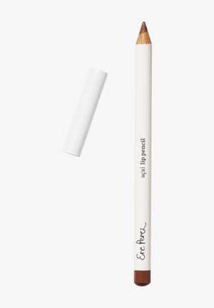 Lippenstift in weißer Tube mit brauner Spitze, minimalistischem Design und Text. Der Deckel ist vom Stiftkörper getrennt.