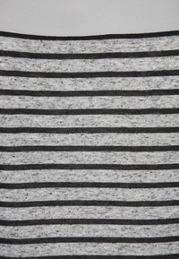 Tela gris con rayas horizontales negras, con un acabado texturizado. Las rayas varían en anchura y crean un patrón contrastante.