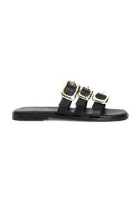 Sandal in pelle nera con tre cinturini regolabili in tonalità oro, suola piatta e design minimalista.