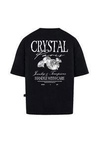Zwarte katoenen t-shirt met gedurfde witte tekst en een diamantgrafiek op de achterkant. Korte mouwen, relaxte pasvorm en een label aan de zijkant.