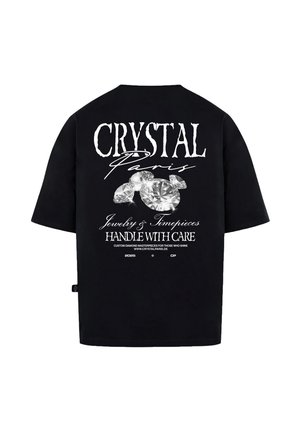 T-shirt in cotone nero con testo bianco audace e grafica di un diamante sul retro. Maniche corte, vestibilità rilassata e etichetta sul lato.