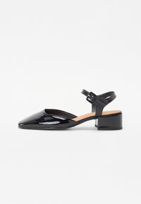 Mustad nahast slingback kingad terava nina, madala ploki kontsaga ja reguleeritava pahkluu rihmaga. Sile tekstuur ja nutikas disain.