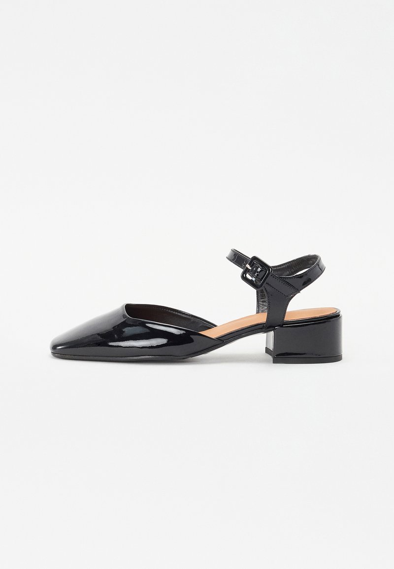 Mustad nahast slingback kingad terava nina, madala ploki kontsaga ja reguleeritava pahkluu rihmaga. Sile tekstuur ja nutikas disain.