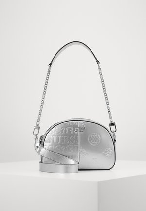 Metalen zilveren halfmaanvormige handtas met geperst Guess-logo en patronen, voorzien van een afneembare ketting en leren schouderband.