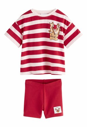 Piros-fehér csíkos rövid ujjú ing Chip és Dale illusztrációval, mellé egyszínű piros rövidnadrág, amelyen Chip és Dale felvarró található.