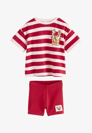 Camiseta de manga corta a rayas rojas y blancas con ilustración de Chip y Dale, combinada con pantalones cortos rojos lisos con un parche de Chip y Dale.