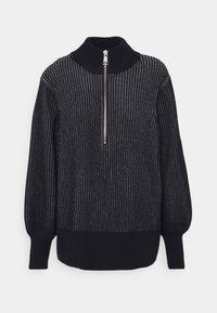 Schwarzer und grauer, gerippter Strickpullover mit langen Ballonärmeln, hohem Stehkragen, halbem silbernem Reißverschluss sowie breitem geripptem Saum und Bündchen.