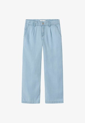Pantalones de pierna ancha en azul claro, hechos de una tela suave, con cierre de botón, trabillas para cinturón y bolsillos frontales, presentan un diseño suave y casual.