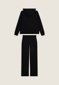 Felpa nera con cappuccio e pantaloni abbinati, realizzati in tessuto morbido. Presenta un cappuccio con un bordo interno a contrasto e polsini a coste.