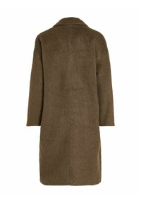 Dlouhý hnědý kabát z texturované, chlupaté látky. Má klasický límec a volné rukávy, s přímým střihem sahajícím do půli lýtek.