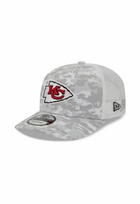 Graue digitale Camouflage-Baseballmütze mit einem roten und schwarzen Logo der Kansas City Chiefs. Verstellbarer Mesh-Rücken und gebogener Schirm.