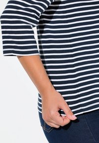 Ulla Popken STRIPED 3/4 SLEEVE - Langarmshirt - navy blue