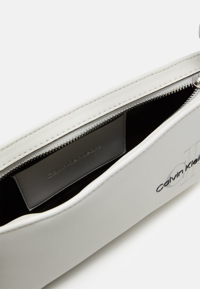 Damen Handtaschen | Calvin Klein Jeans SCULPTED SHOULDER POUCH TWO TONE Umhängetasche warm white/weiß - RA58684 Damen Handtaschen | Calvin Klein Jeans SCULPTED SHOULDER POUCH TWO TONE Umhängetasche warm white/weiß - RA58684