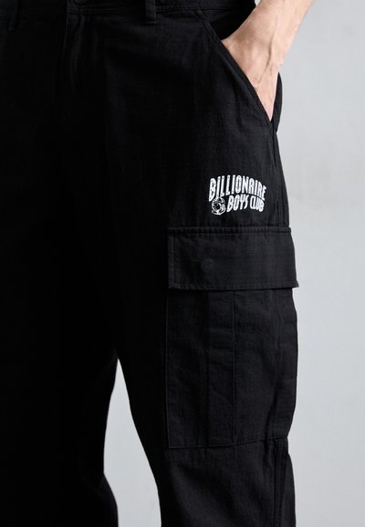 Czarne spodnie cargo z teksturowanej tkaniny. Posiadają białe logo "Billionaire Boys Club" na prawej udzie oraz boczne kieszenie do przechowywania.