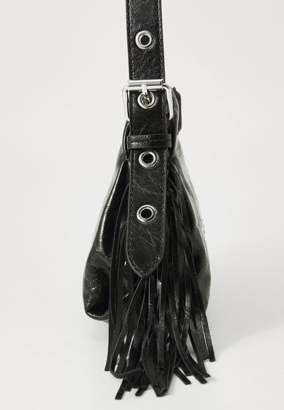 Borsa a mano in pelle nera con dettagli frangiati. Presenta una tracolla larga con accessori in tono argento e occhielli, creando un aspetto testurizzato.