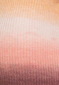 Tecido tricotado com um design em gradiente, transitando de pêssego claro para rosa suave e mauve mais escuro, apresentando uma textura fina.