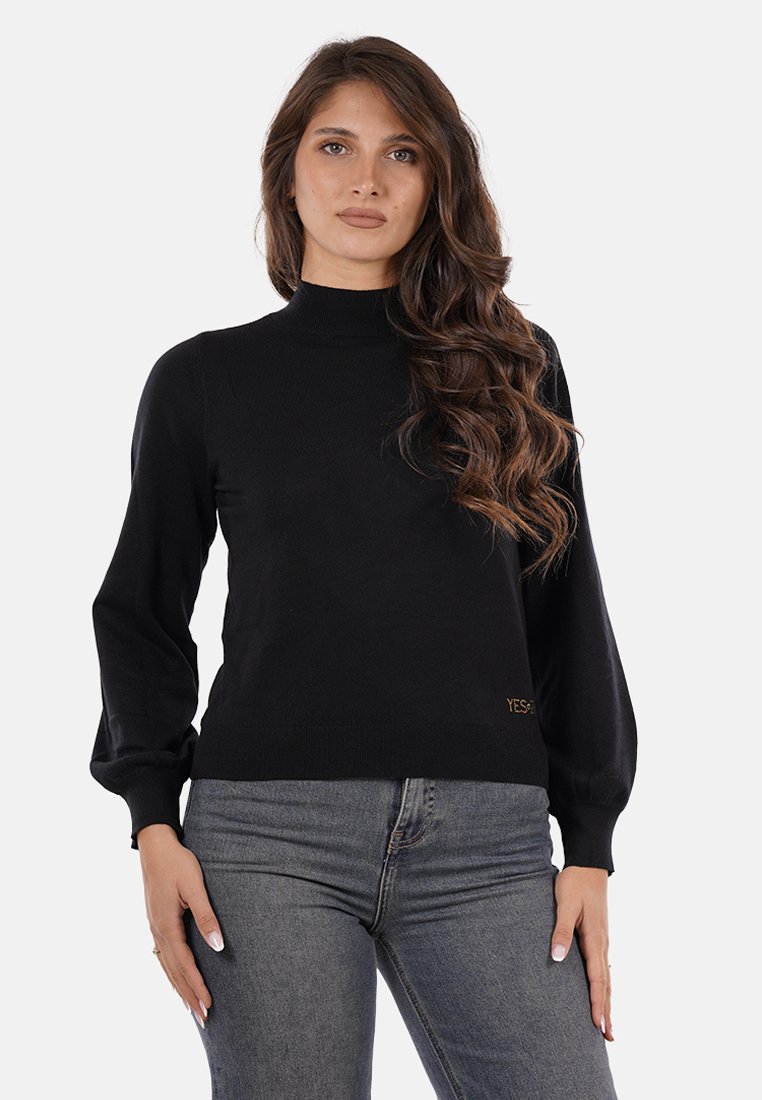 Maglione nero lavorato a maglia con colletto alto, maniche a palloncino e vita aderente. Presenta la scritta "YES" ricamata in marrone sul davanti.