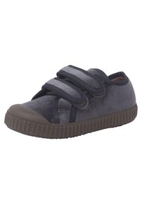 Scarpa in velluto grigio con due chiusure a strappo, punta arrotondata e suola in gomma testurizzata. Gli accenti includono dettagli blu scuro e un design a profilo basso.