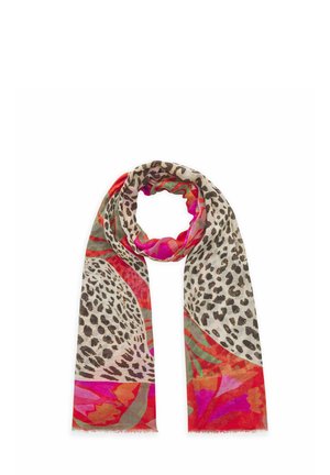 Leichter Schal mit Leopardenmuster und roten, pinken und grünen Blumenmustern, locker auf weißem Hintergrund geschlungen.