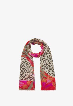 Écharpe légère avec imprimé léopard et motifs floraux rouges, roses et verts, bouclée librement sur un fond blanc.